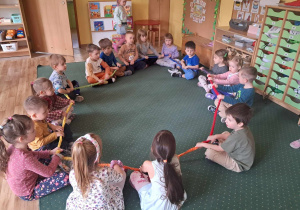 Zabawy z gumą sensoryczną do znanych dzieciom piosenek