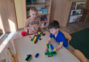 Dzieci spędzają czas na budowaniu z klocków