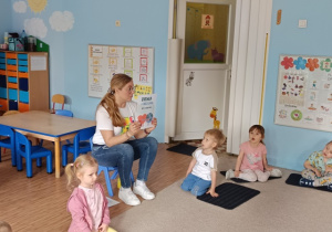 Nauczyciel wyjaśnia zasady gry "Ziemia- mój dom"