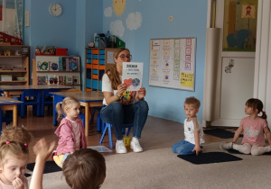 Nauczyciel wyjaśnia zasady gry "Ziemia- mój dom"