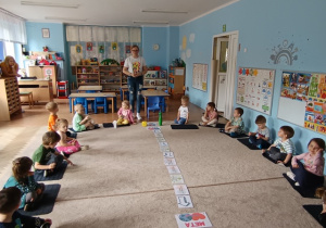 Nauczyciel wyjaśnia zasady gry "Ziemia- mój dom"
