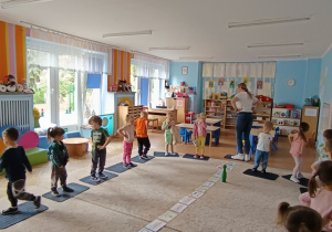 Dzieci wykonują zadanie ruchowe z gry