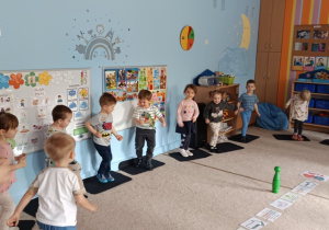 Dzieci wykonują zadanie ruchowe z gry