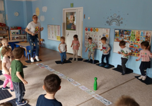 Dzieci wykonują zadanie ruchowe z gry