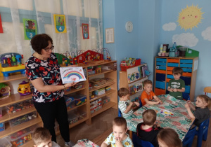Nauczyciel wyjaśnia zadanie plastyczne