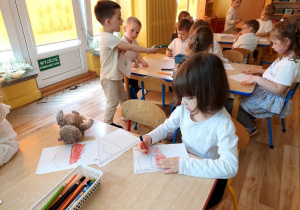 Dzieci kolorują patriotyczne kolorowanki
