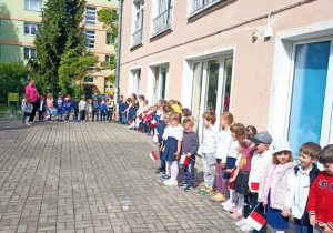 Dzieci śpiewają hymn na tarasie