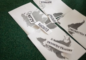 dzieci układają mapę świata