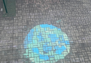 dzieci rysują planetę Ziemię na tarasie