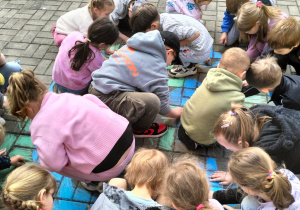 dzieci rysują planetę Ziemię na tarasie
