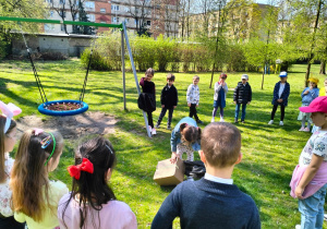 dzieci szukają prezentów od zajączka wielkanocnego