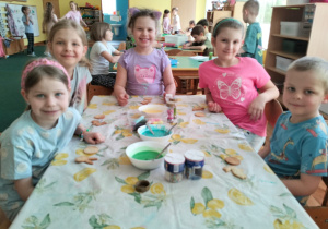 dzieci dekorują ciasteczka wielkanocne