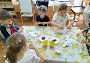 dzieci sadzą rzeżuchę