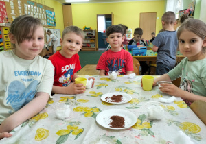 dzieci sadzą rzeżuchę