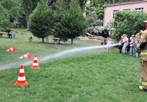 Zabawa ze sprzętem gaśniczym