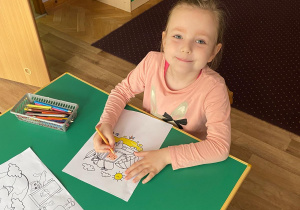 Dzieci kolorują obrazki dotyczące ochrony środowiska