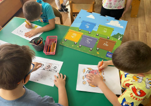 Dzieci kolorują obrazki dotyczące ochrony środowiska