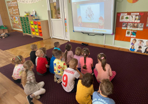 Dzieci oglądają film edukacyjny o ochronie naszej planety Ziemi