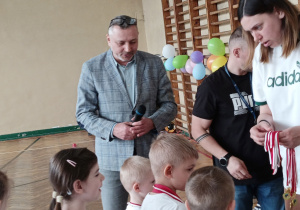 Pan Dyrektor wręcza medale dzieciom