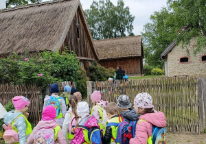 Skansen. Dawne chaty drewniane pokryte strzechą.