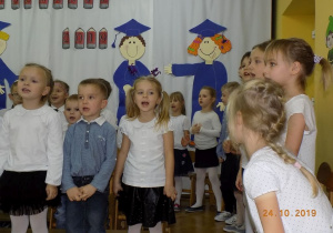 Dzieci z gr III, IV śpiewają piosenki i mówią wiersze z okazji pasowania na starszaka i przedszkolaka