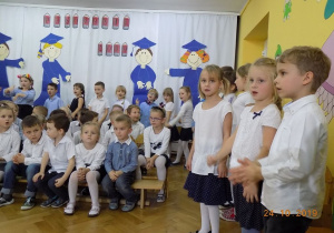 Dzieci z gr III, IV śpiewają piosenki i mówią wiersze z okazji pasowania na starszaka i przedszkolaka