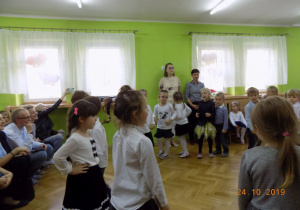 Taniec w wykonaniu gr III z okazji pasowania na starszaka i przedszkolaka