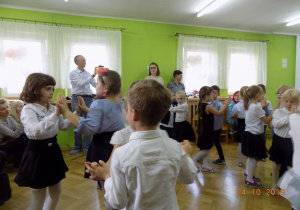 Taniec w wykonaniu gr IV z okazji pasowania na starszaka i przedszkolaka