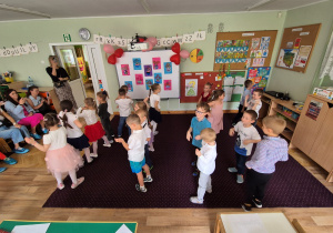 Dzieci wykonują taniec dla rodziców.