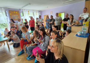 Rodzice oglądają występy swoich dzieci