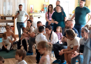 Dzieci składają rodzicom życzenia i wręczają upominki