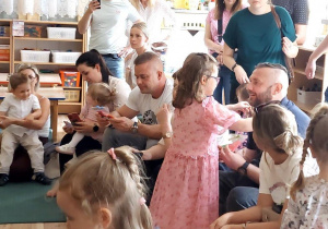 Dzieci składają rodzicom życzenia i wręczają upominki