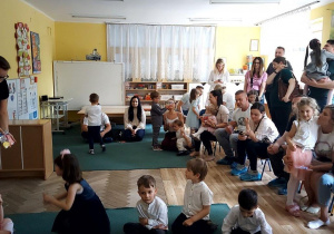 Dzieci składają rodzicom życzenia i wręczają upominki