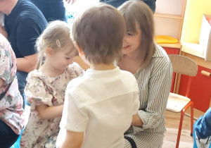 Dzieci składają rodzicom życzenia i wręczają upominki