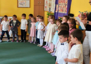 Dzieci ustawione w kole podczas występu