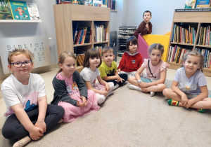 Dzieci utrwalają zasady zachowania w bibliotece