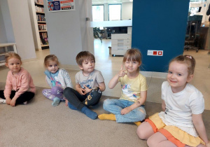 Dzieci utrwalają zasady zachowania w bibliotece