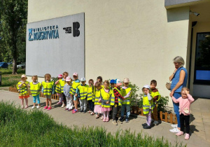 Zdjęcie grupowe przed biblioteką