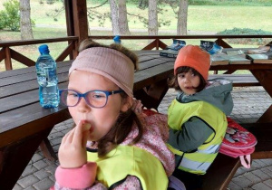 Dzieci jedzą drugie śniadanie