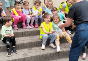 Nauczyciel odczytuje pierwsze zadanie