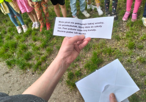 Nauczyciel odczytuje polecenie z kolejnego zadania