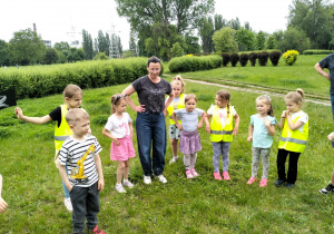 Dzieci wykonują z nauczycielem taniec piracki