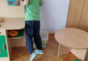 Chłopiec szuka w klasie skarbu piratów