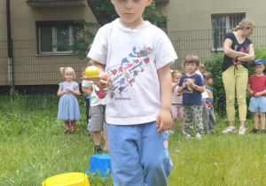 "Jajko w łyżce" - tor przeszkód z jajkiem
