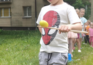 "Jajko w łyżce" - tor przeszkód z jajkiem