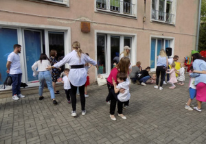 Zabawy muzyczne z Ulą Pakułą na tarasie