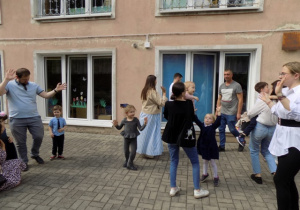 Zabawy muzyczne z Ulą Pakułą na tarasie