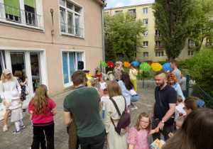 Zabawy muzyczne z Ulą Pakułą na tarasie