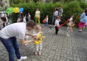 Zabawy muzyczne z Ulą Pakułą na tarasie