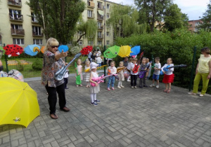 Zabawy muzyczne z Ulą Pakułą na tarasie